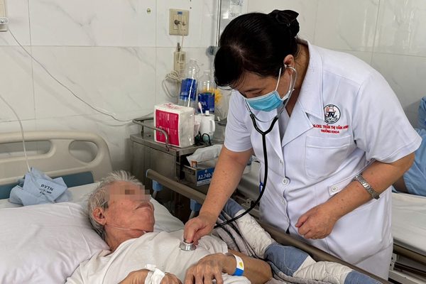 Bác sĩ cảnh báo nhiều người cao tuổi mắc cúm A nguy kịch vì nguyên nhân ít ngờ