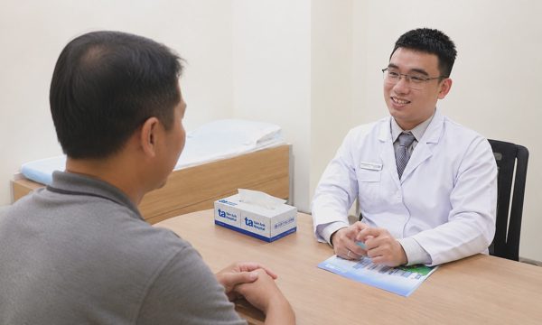 Bác sĩ chỉ cách bỏ thói quen 'hễ rảnh là lướt điện thoại'