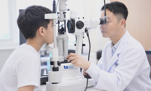 Bác sĩ chỉ cách kiểm soát cận thị, tránh tăng độ