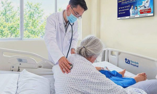 Bác sĩ chỉ cách phòng viêm phổi cho người cao tuổi