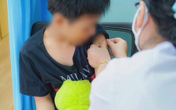 Bác sĩ chỉ ra 2 triệu chứng điển hình của não mô cầu, phụ huynh cần lưu ý