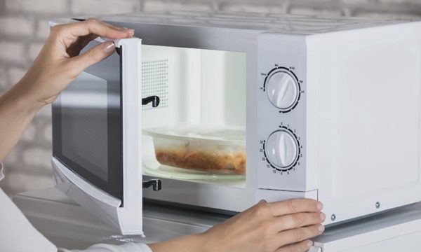 Bác sĩ chỉ ra 3 lỗi dùng lò vi sóng có thể gây hại sức khỏe