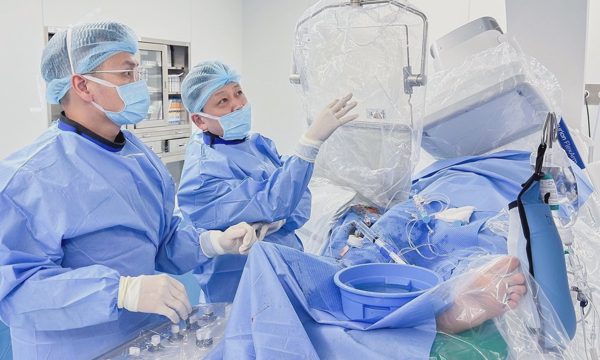 Bác sĩ Chợ Rẫy cứu hai bệnh nhân nhồi máu cơ tim ở Phú Quốc