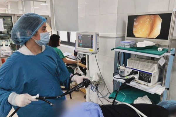 Bác sĩ gắp đoạn sán dây bò 70cm trong đại tràng người phụ nữ