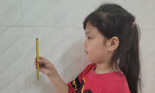 Bác sĩ hướng dẫn bài tập giúp trẻ giảm mỏi mắt