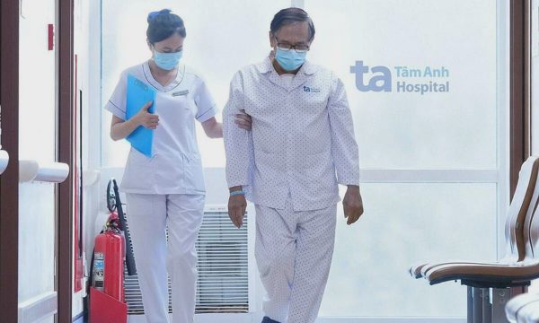 Bác sĩ hướng dẫn cách vận động sau mổ tim