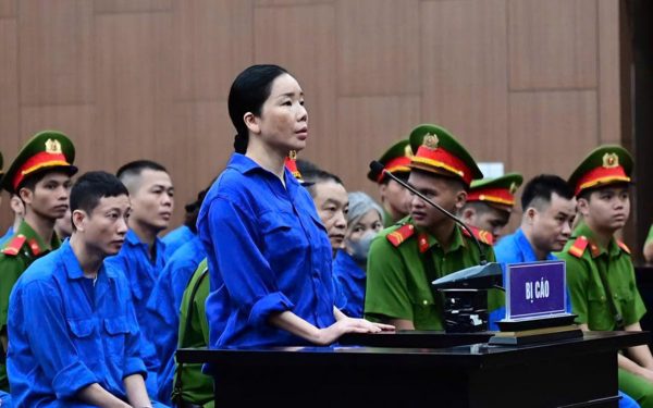 Bác sĩ khai bà ‘trùm’ Mai Anh 'tặng con 5 triệu quà Tết thiếu nhi', chủ tọa truy 'thiếu nhi mà nhận 5 triệu?’