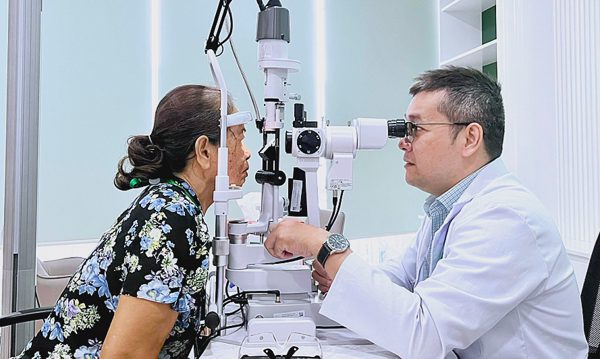 Bác sĩ khuyến cáo đừng chờ cườm khô 'chín' mới phẫu thuật