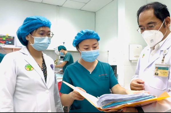 Bác sĩ mở sọ cứu não của bé trai 6 tuổi bị sốt 2 ngày