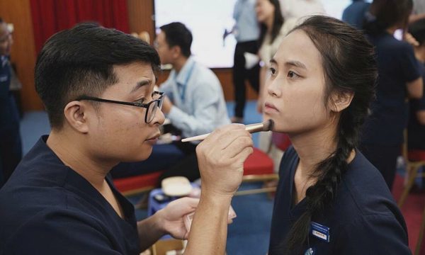 Bác sĩ nam 'toát mồ hôi' thi trang điểm cho đồng nghiệp nữ