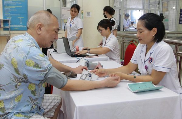Bác sĩ Nguyễn Lân Hiếu tiết lộ cách bệnh viện Singapore tiết kiệm hàng triệu USD