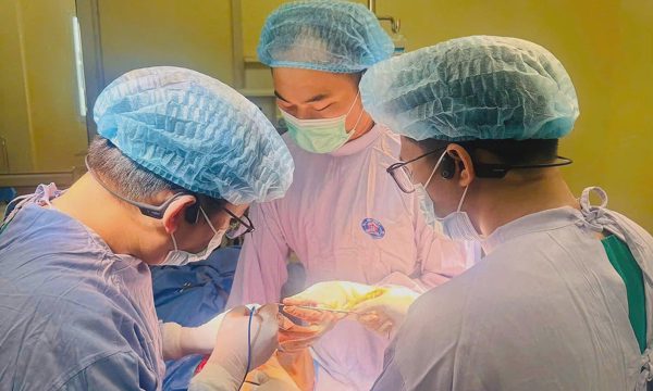 Bác sĩ nỗ lực giữ đôi chân cho cô gái ung thư xương ác tính