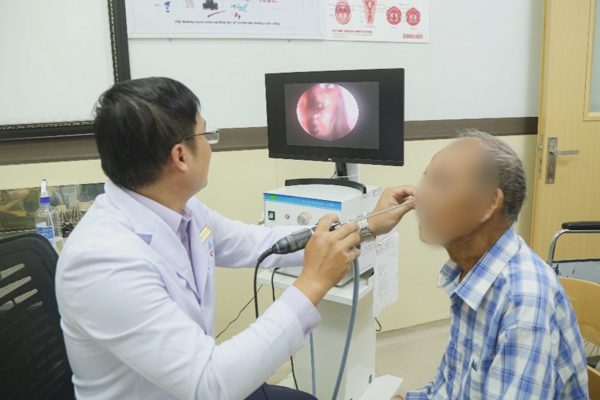 Bác sĩ tìm ra nguyên nhân khiến cụ ông thường xuyên phải ngồi ngủ