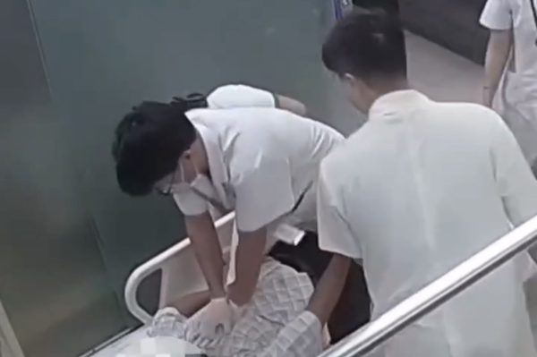 Bác sĩ trẻ trèo lên cáng ép tim cứu người đàn ông lúc nửa đêm