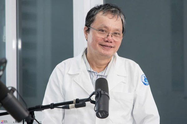Bác sĩ Trương Hữu Khanh chỉ cách dễ dàng phân biệt cúm và não mô cầu