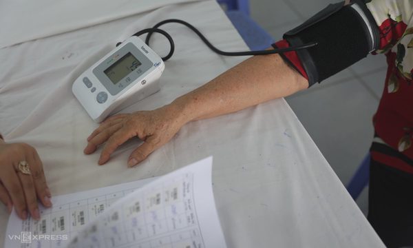Bác sĩ ví người tăng huyết áp như 'đang ôm quả bom'