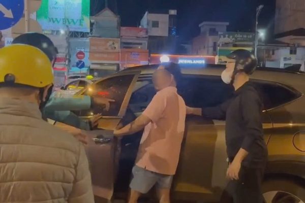 Bác sĩ vi phạm nồng độ cồn kịch khung, lái ô tô tông vào dải phân cách