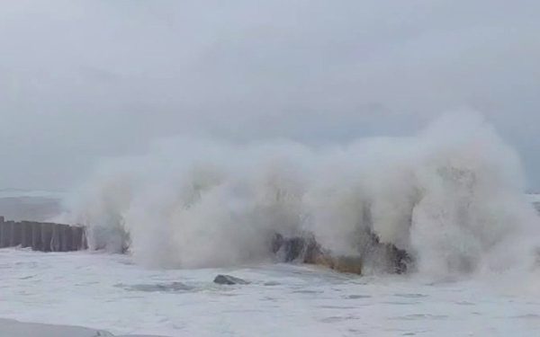 Bãi biển nổi tiếng ở Huế ứng phó sóng dữ thế nào khi bờ kè chưa xong?