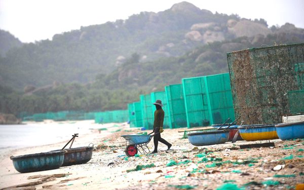 Bãi biển thơ mộng ở vịnh Cam Ranh ngập ngụa rác thải từ lồng nuôi tôm hùm