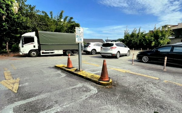 Bãi đỗ xe thử lòng trung thực của khách, không người trông coi, khách tự nhét tiền vào hộp thư