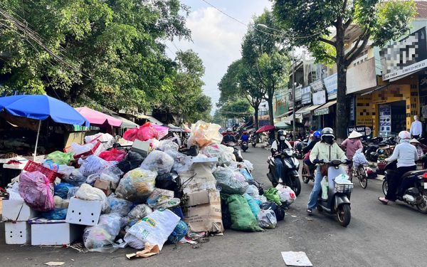 Bãi rác quá tải, dân chặn xe không cho đổ, rác ùn ứ khu dân cư