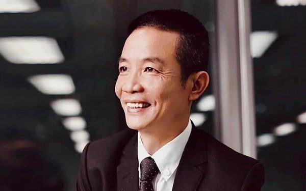 Bài thơ 'Cái đẹp' vào đề thi bị nhận xét 'như xe bò vấp ổ gà', nhà thơ Nguyễn Vĩnh Tiến 'ngỡ ngàng'