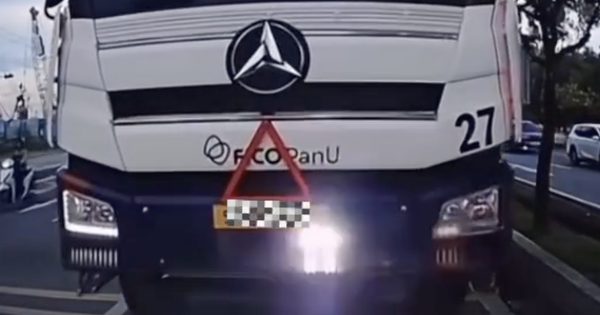 Bấm còi liên tục bị CSGT phạt, dân mạng tranh luận chuyện nhường làn ở TP.HCM
