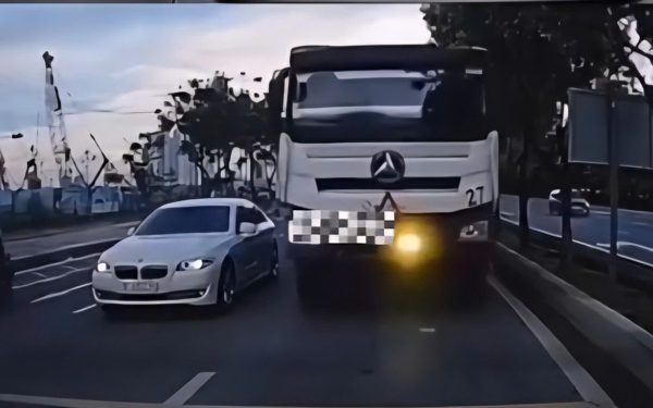 Bấm còi liên tục giục xe trước nhường đường, tài xế xe tải bị CSGT 'hỏi thăm', xử phạt 2,4 triệu