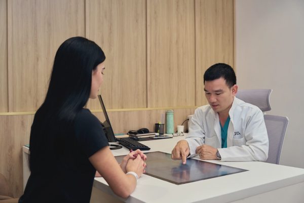 Bận chăm con, lo cho cha mẹ, nhiều người bỏ quên sức khỏe của chính mình