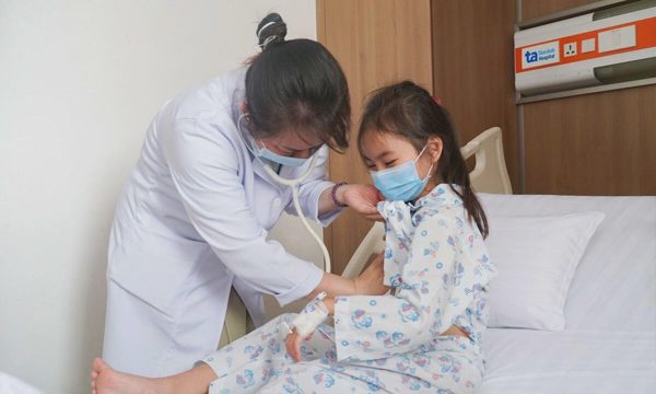 Bàn chân bé gái viêm mô tế bào