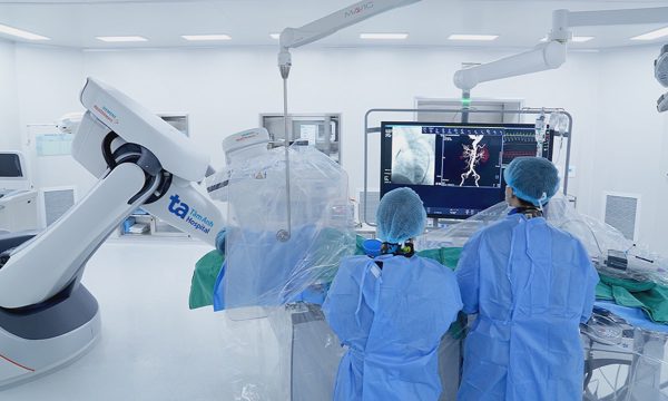 Bản đồ 3D dẫn đường đặt stent động mạch chủ bị tách
