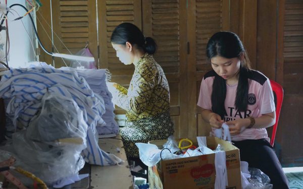 Bạn đọc giúp gần 80 triệu đồng cho tân SV 'xin hoãn học phí' và tân SV 'bán cà phê 10 tiếng'