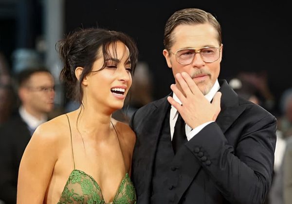 Bạn gái Brad Pitt bị chê