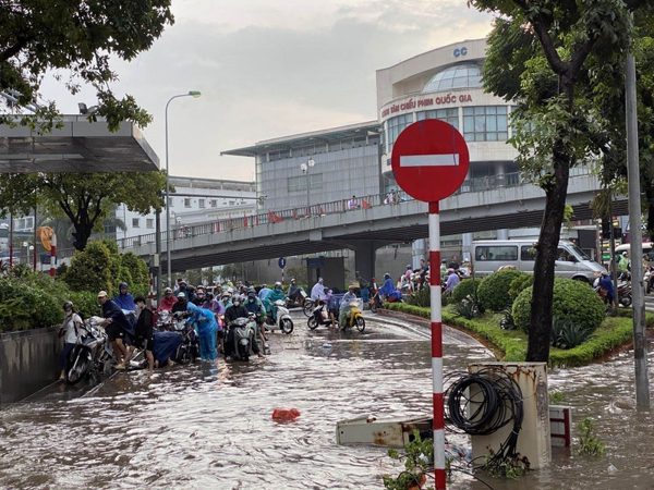 Bàn giải pháp xử lý ngập úng kéo dài ở khu vực phía Tây Hà Nội