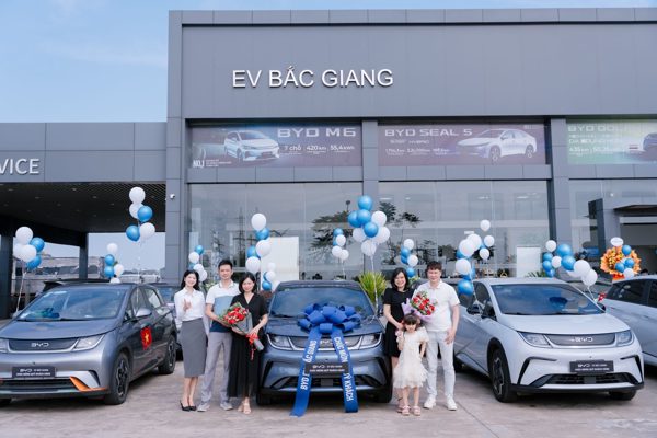 Bàn giao 1.000 xe BYD Dolphin cho khách hàng Việt Nam
