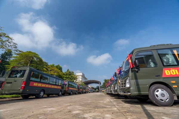 Bàn giao dàn xe Hyundai chuyên dùng phục vụ chở hài cốt liệt sĩ