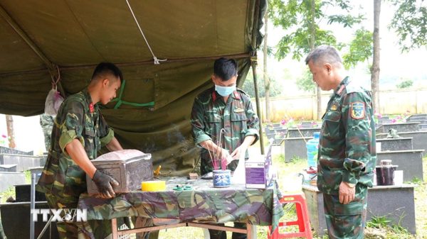 Bàn giao mẫu hài cốt liệt sỹ cho Viện Pháp y Quân đội phục vụ giám định ADN