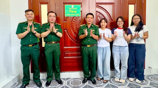 Bàn giao nhà đồng đội cho quân nhân có hoàn cảnh khó khăn