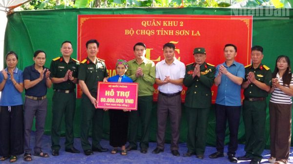 Bàn giao nhà tình nghĩa tặng thân nhân liệt sĩ tại Sơn La
