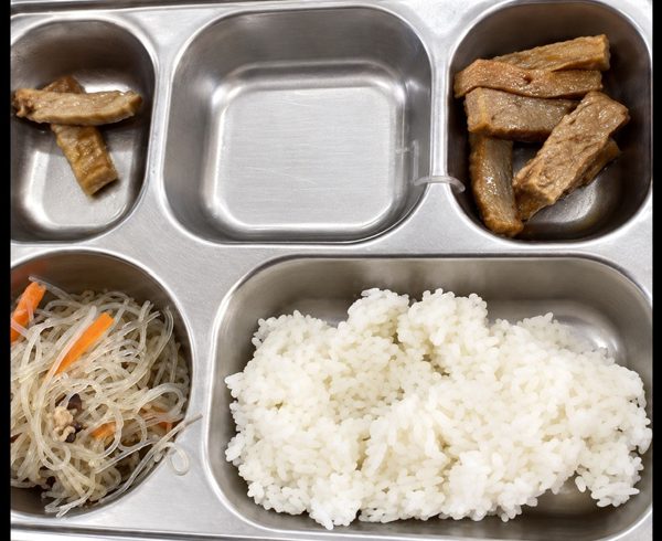 Băn khoăn về suất ăn bán trú 20.000 đồng ở Quảng Trị