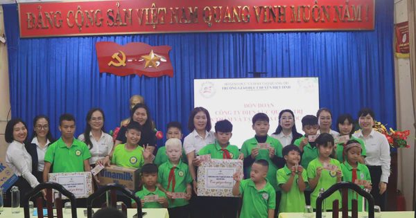 Ban Nữ công PC Quảng Trị trao học bổng cho học sinh khuyết tật
