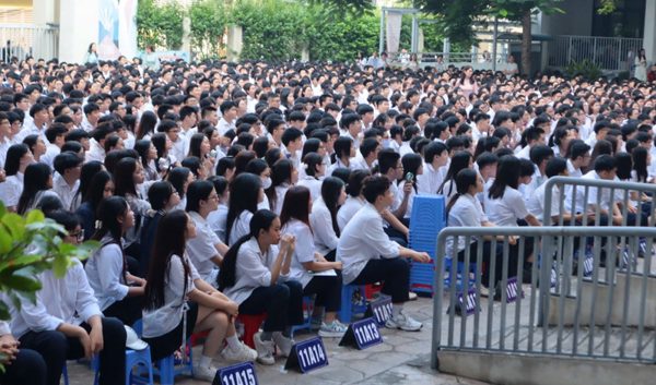 Ban phụ huynh một lớp chi gần 43 triệu đồng mua ti vi, bảng trượt, xử lý thế nào?