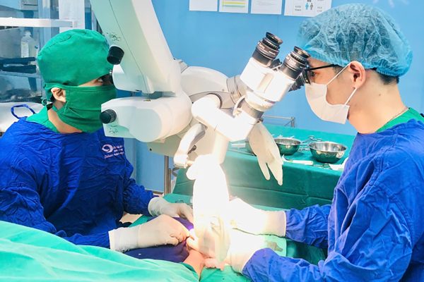 Bàn tay gần đứt lìa, nam thanh niên 21 tuổi cử động được các ngón sau vi phẫu