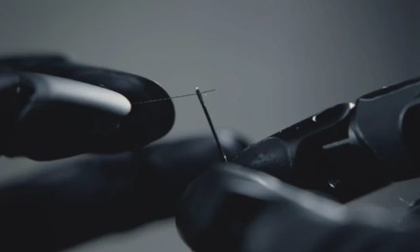 Bàn tay robot cầm kim thêu lụa