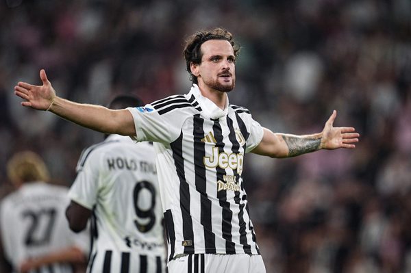 Bàn thắng phút bù giờ cứu Juventus thoát thua Milan