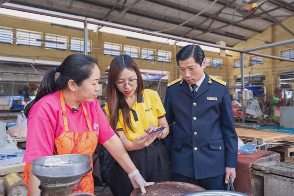 Bản tin tài chính 25/8: Giảm thuế cho hộ, cá nhân kinh doanh; giá dầu đi xuống