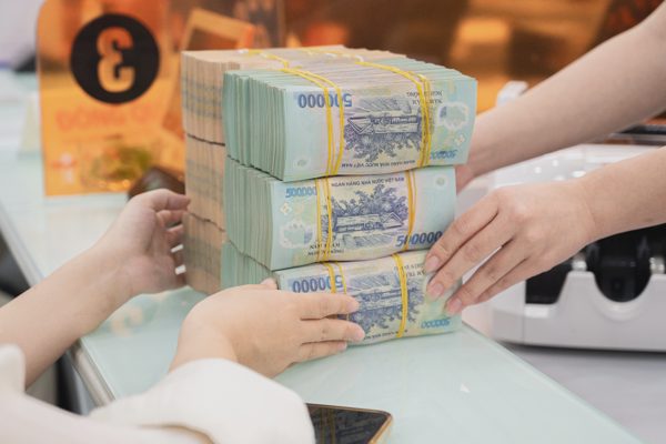 Bản tin tài chính 30/8: Lãi suất liên ngân hàng giảm; bitcoin xuống dưới 80.000 USD