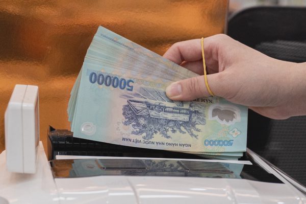 Bản tin tài chính 31/8: Lãi tiết kiệm cộng 3% dịp lễ; giá dầu thô tăng 1,6%