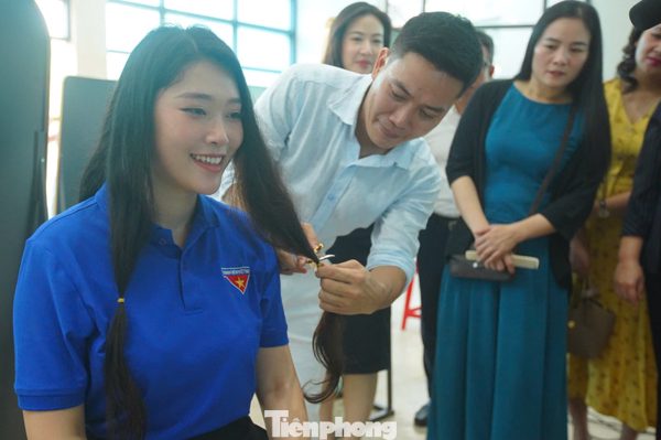 Bạn trẻ chung tay mang mái tóc mới đến bệnh nhân ung thư