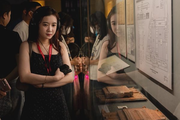 Bạn trẻ Đà Nẵng xúc động khi tìm hiểu lịch sử Nhà tù Hỏa Lò